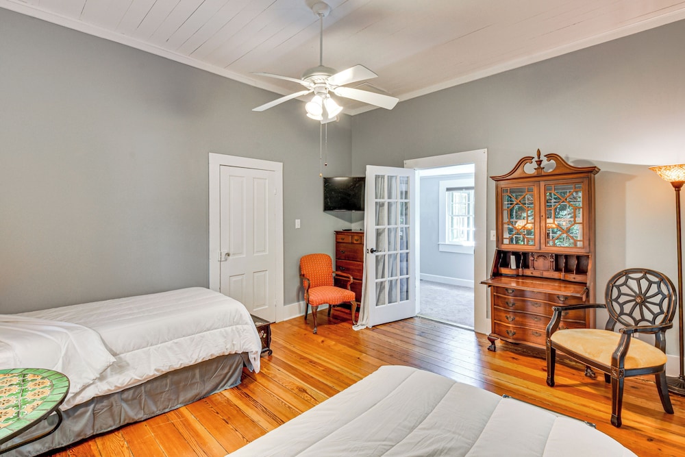 30 Acres & Pond: North Georgia Mtn Farmhouse