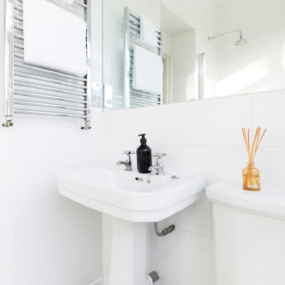 The Putney Hideout - Bright 1bdr Flat