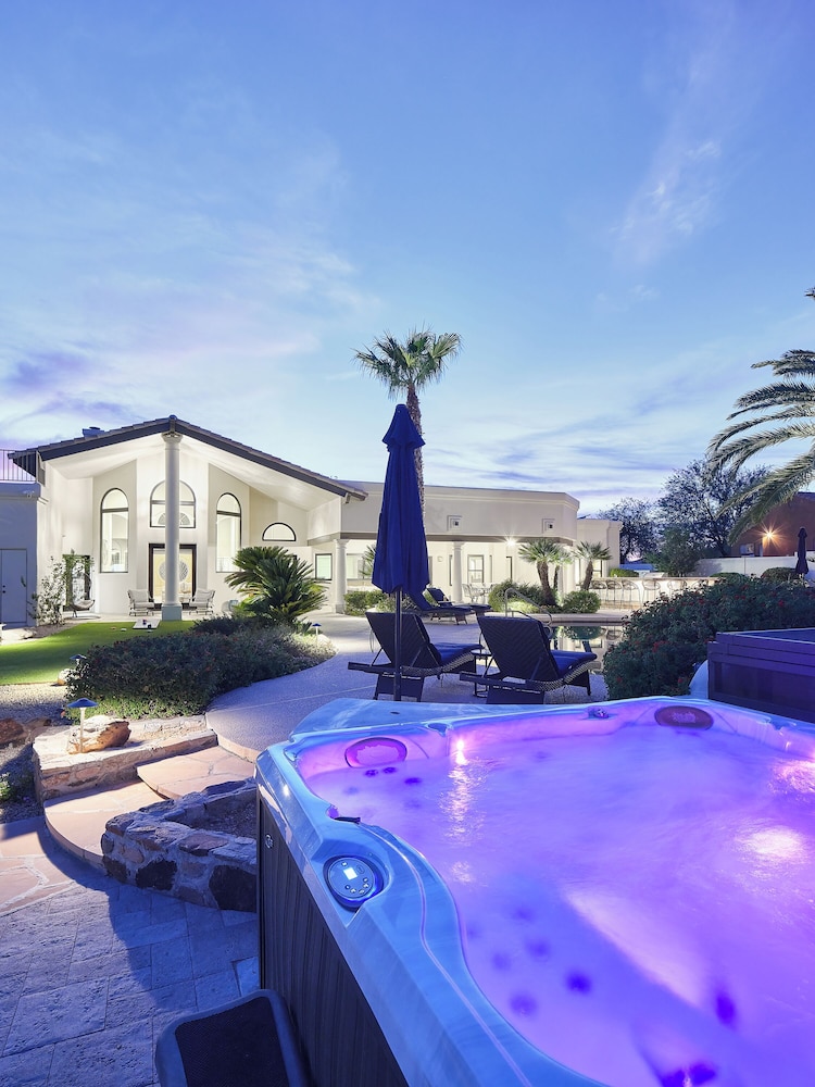 Luxury Mountain Estate-pool-spa-bbq+bar-fire pit