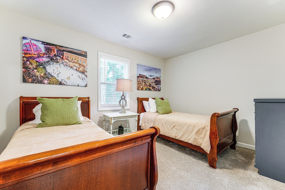 < 2 Mi to Dtwn Alpharetta: Home w/ Screened Porch!