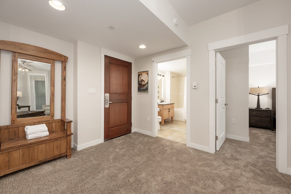 Premium Unit 4663 - One Bedroom w/Full Kitchen - Fraser Crossing/Founders Pointe 1 Condo