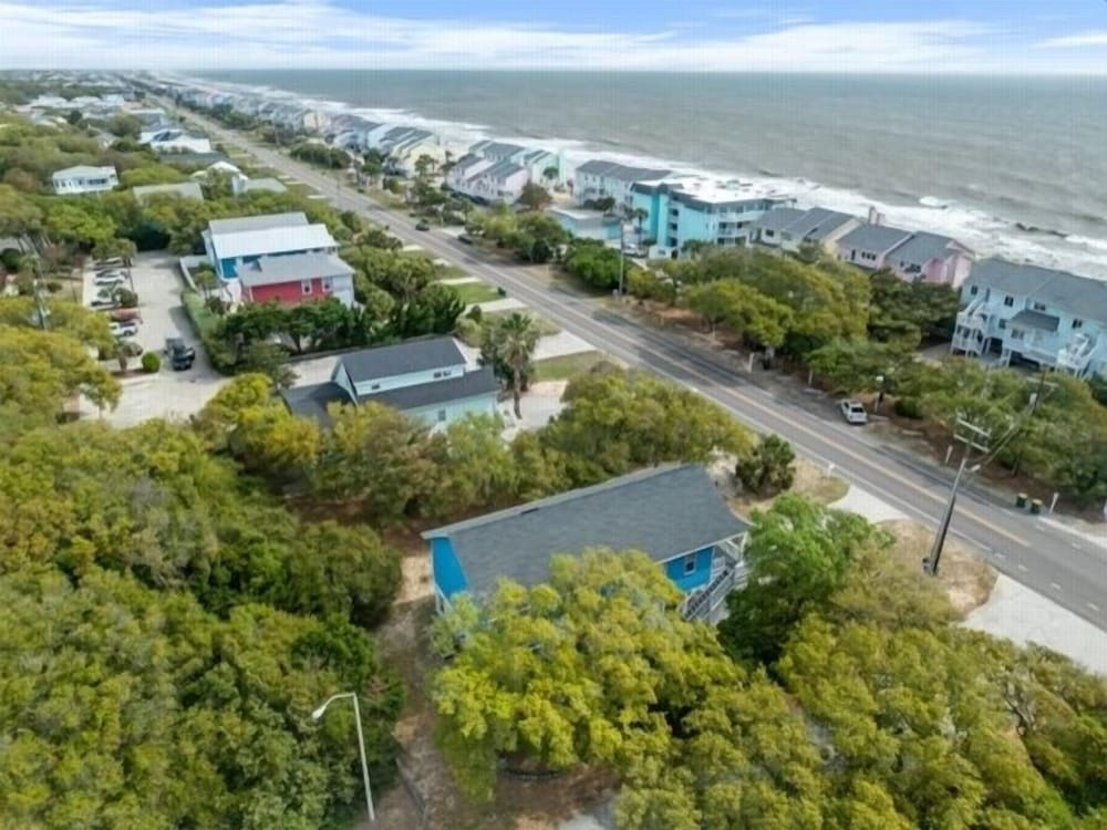 Atlantis Blue - Relaxing Beach Getaway Home Directly Across The Street From Beach Access! 5 Bedroom Home by RedAwning
