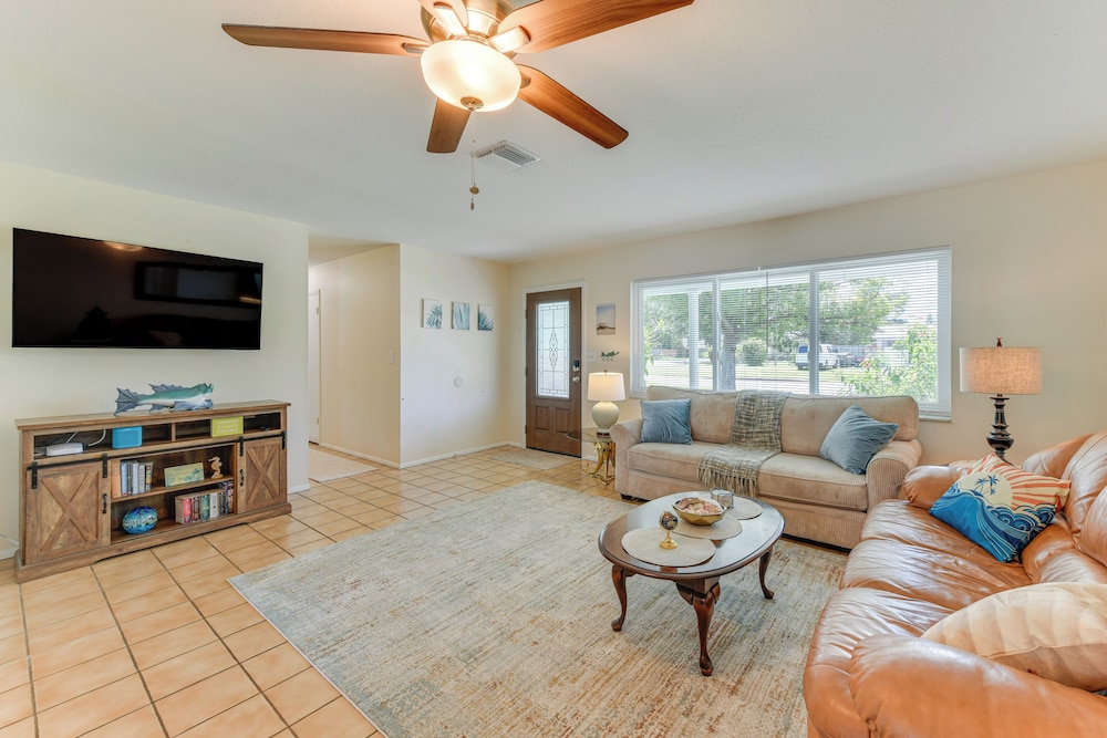 Beach Gear Provided! Cozy Family Home in Bradenton