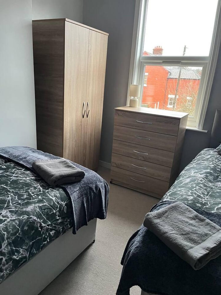 Lovely 2-bed House in Liverpool view 3