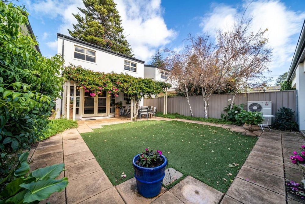 Glenelg Beach Stylish 2 Story Townhouse Sea View