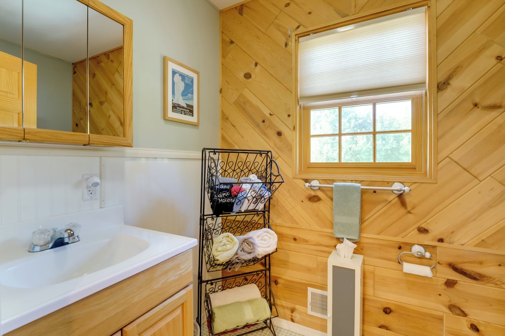 1 Mi to Public Beach: Port Austin Cabin w/ Hot Tub