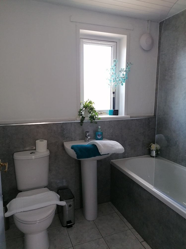 Beautiful Three Bedroom Seaside Retreat view 5