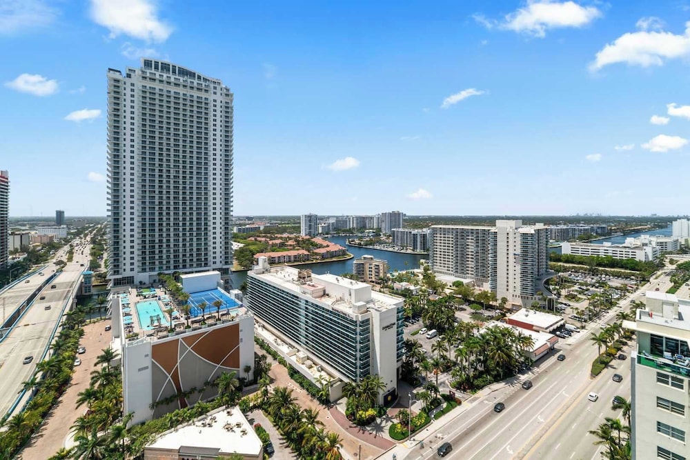 Sunny Balcony - Beautiful Stay for 2 With Ocean Views & Resort Amenities