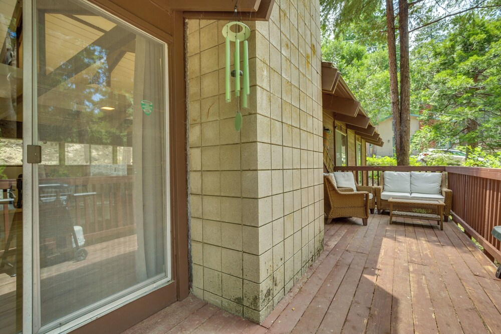 3 Mi to Lake Arrowhead: Cabin w/ Furnished Deck!