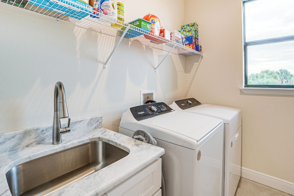 10 Mi to Beaches: Modern Retreat in Port Charlotte