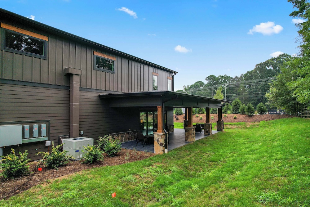 The Luxe Barn Home for 4