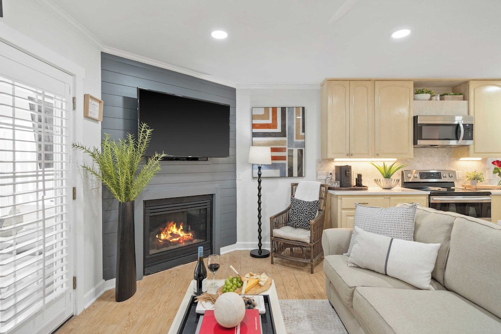 Newly Renovated! 2-min Walk to the Beach The Coastal Cottage by Avantstay