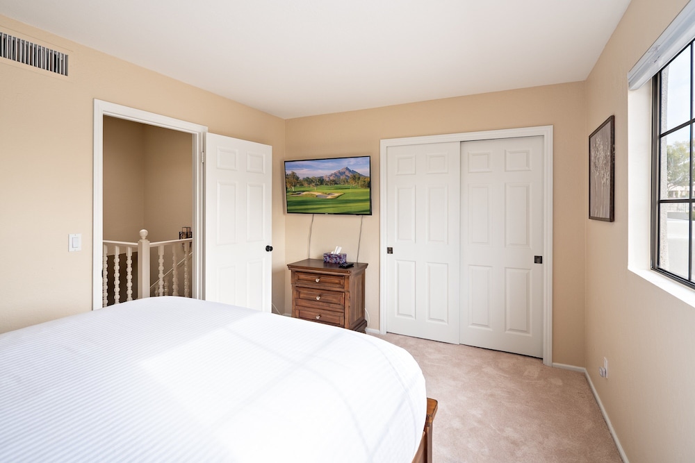 Biltmore Bliss-pool-pickeball-gym-mountain Views