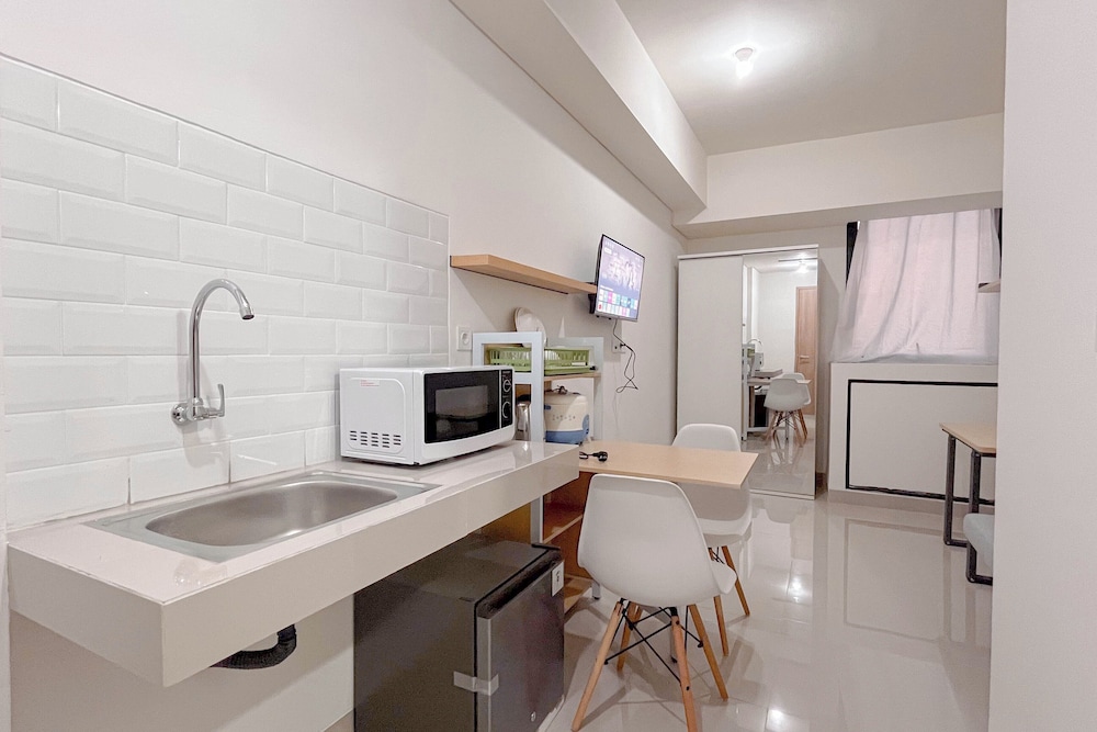 White Style Studio (No Kitchen) Apartment Bandaraya - Tallasa City Makassar