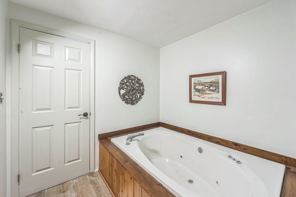 Moxham 58h - Adirondack Retreat Mountain Views 3 Bedroom Townhouse by The Summit at Gore Mountain
