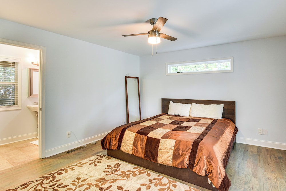 Woodsy Retreat w/ Deck & Views in Dahlonega!