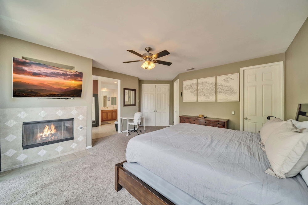 Spacious Golf Course Retreat - w/ Modern Kitchen