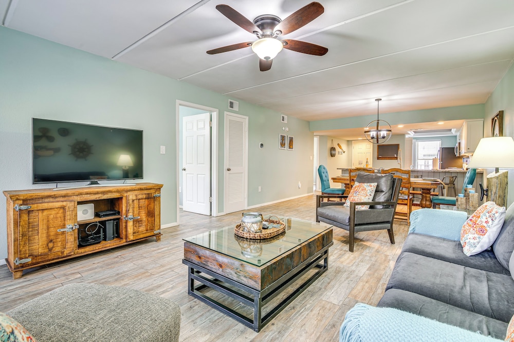 Walk to Beach: Condo w/ Pool Access in Texas!