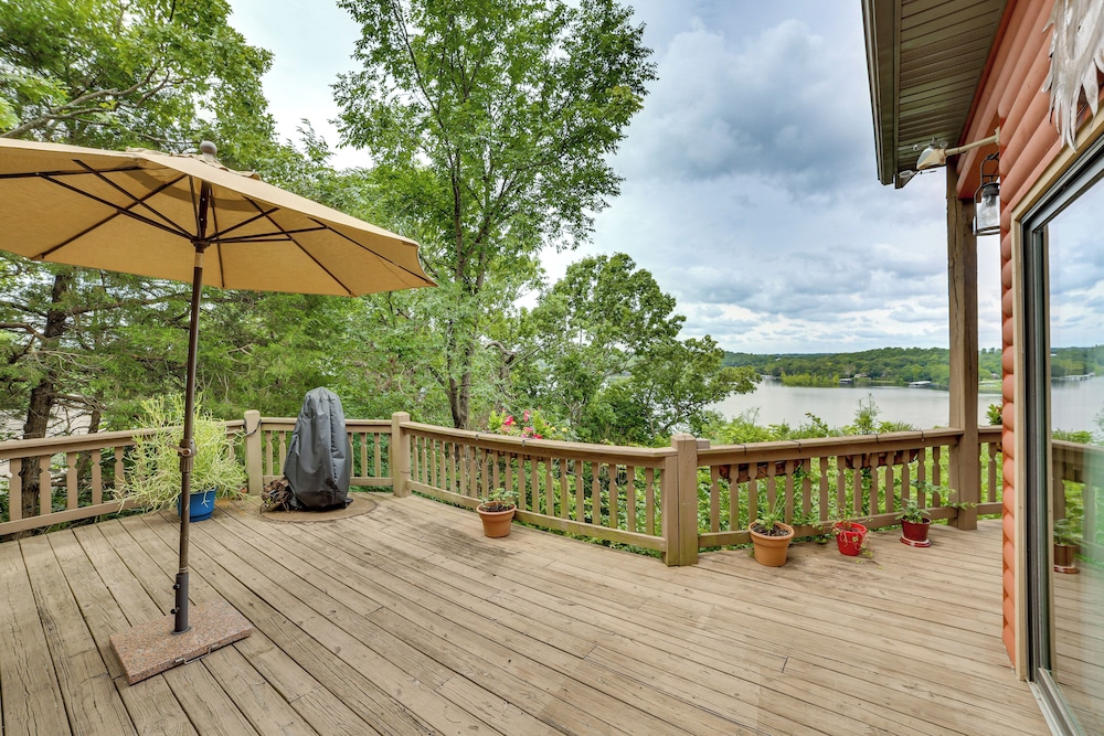 Decks & Views: Spacious Cabin Near Table Rock Lake