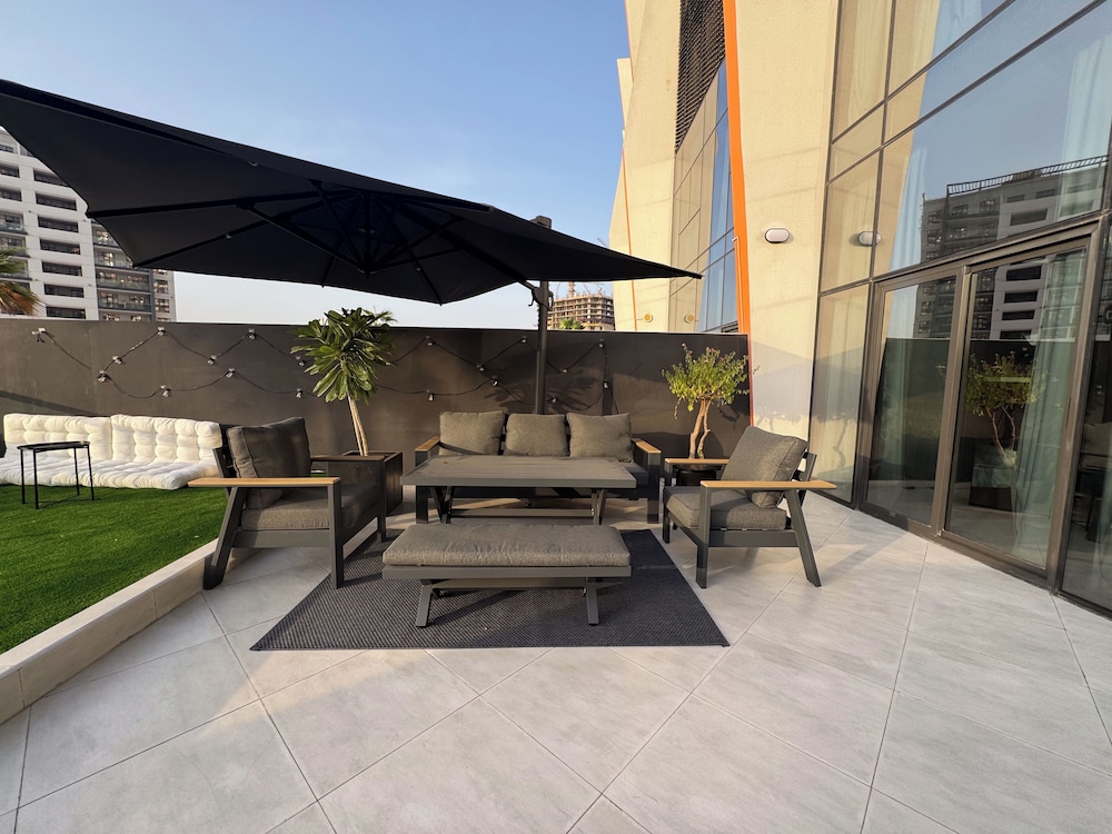 Grapeful Stay – Luxury Hostel Binghatti Avenue Tower Al Jaddaf
