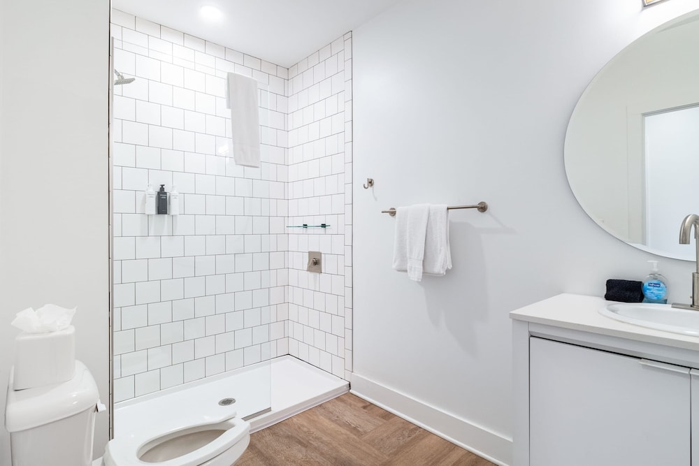 Dual Bachelor Pads w Rooftop Lounge Games Sleeps 26 5 Min to Broadway