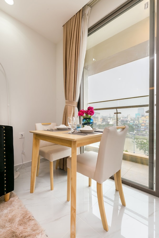 Jennifer House - Millenium Apartment