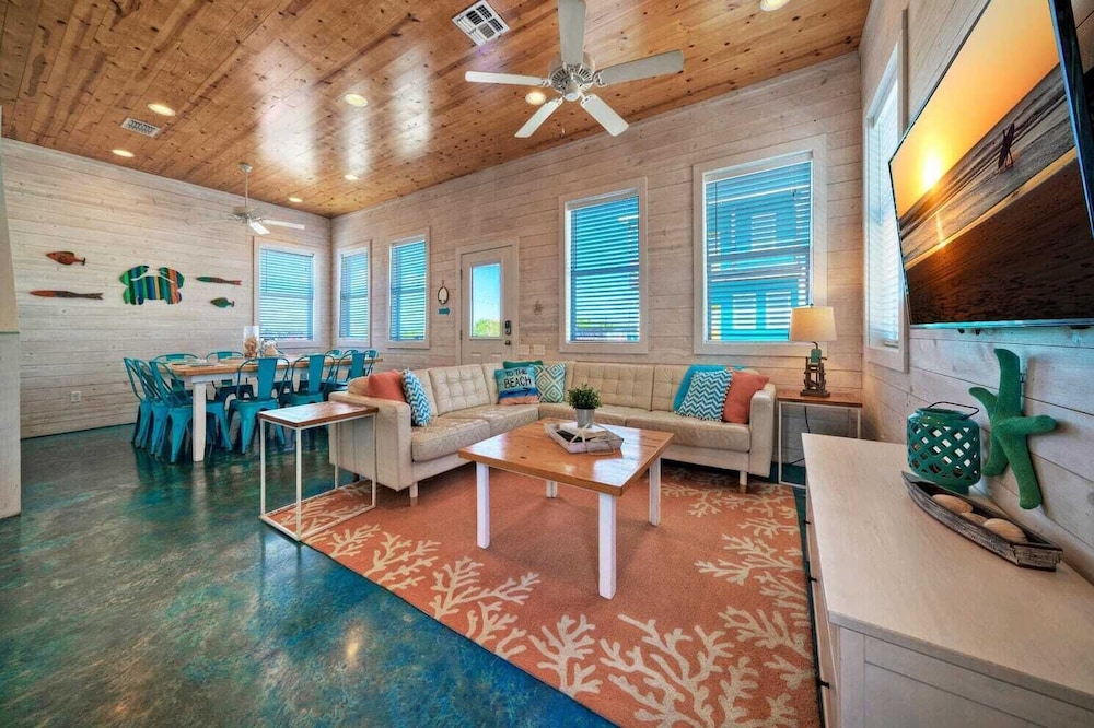 Sleeps 24, 2 Homes 2blocks to the Beach, Pool, Game Room, Patio w/ Outdoor Bar