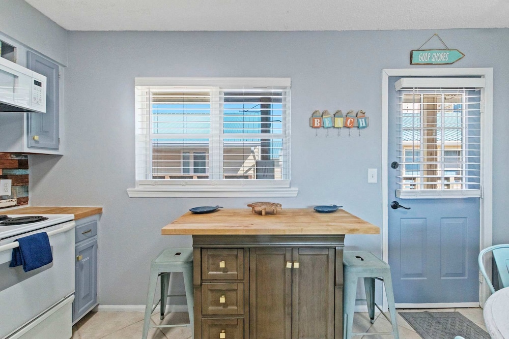 Two 2br Condos Walk to Beach Hangout