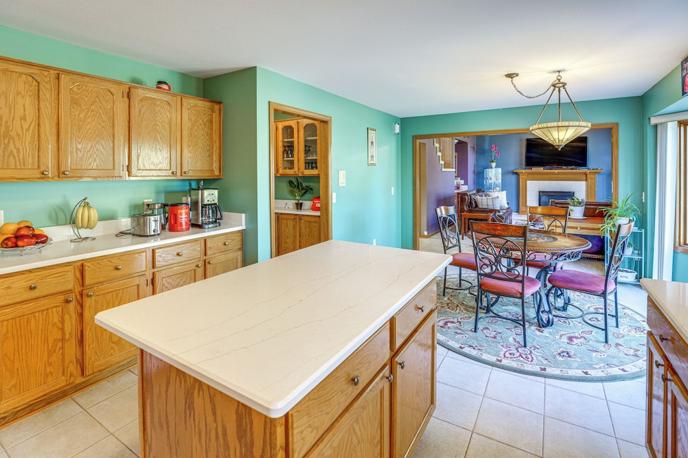 Private Yard w/ Patio: Family Getaway in Macomb
