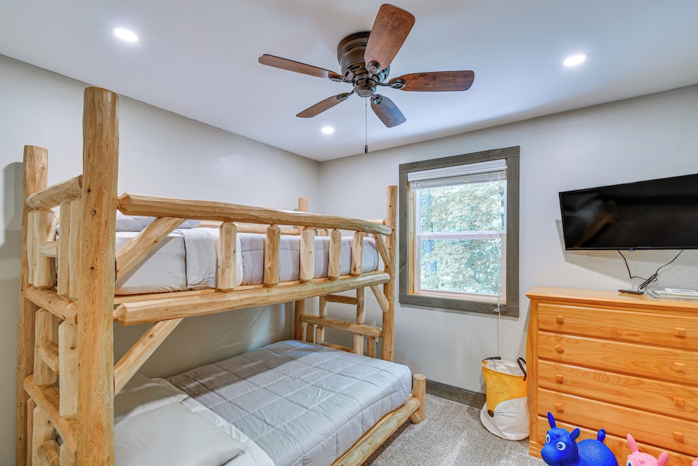 Woodsy 20-acre Retreat w/ Hot Tub in Mancelona