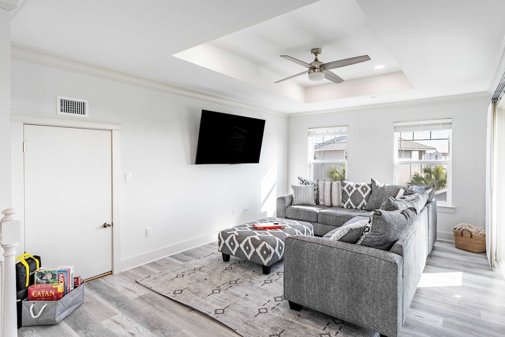 Modern 5bdr w/ Private Pool, 2 min Walk to the Beach! Montoute by Avantstay