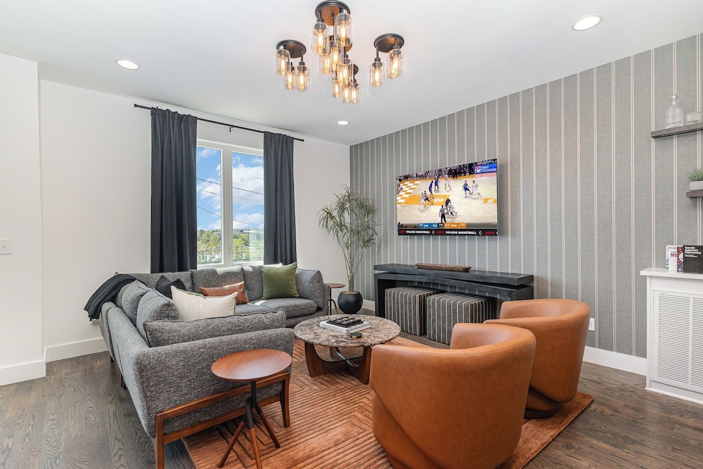 Groovy -rooftop Patio w/ Hot Tub -mins to Broadway