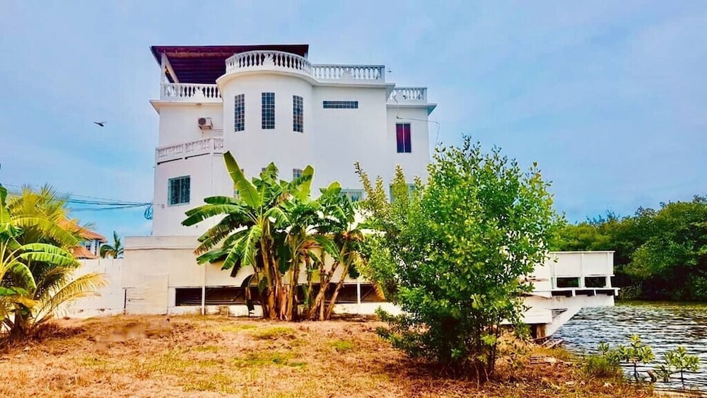 See Belize Sunrise Sea & Garden View 2-bed Studio w Pool & Overwater Deck, 1stfl