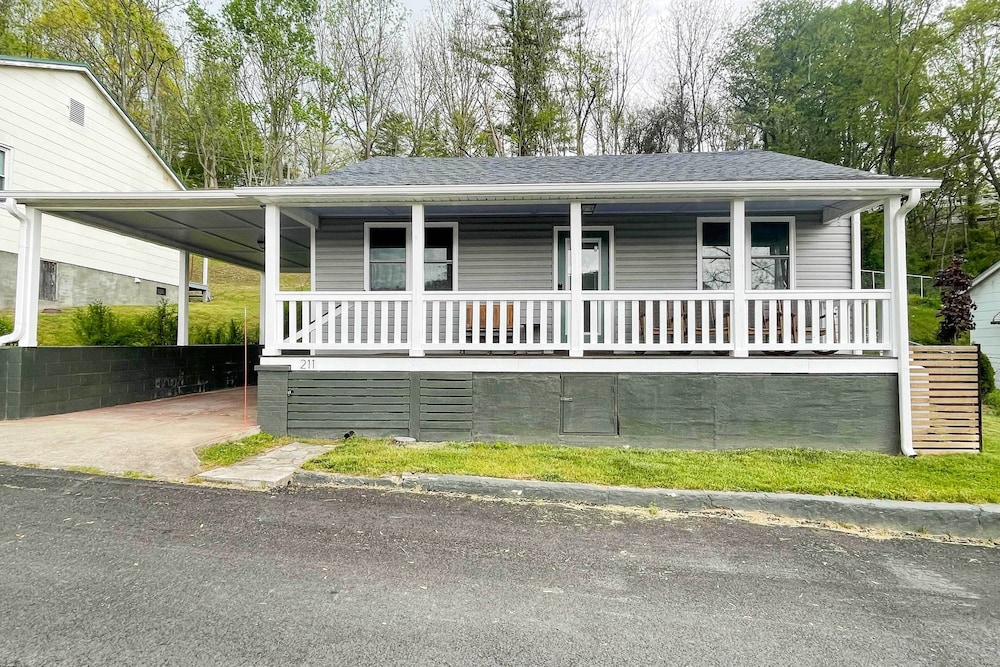 Cozy Fries Escape w/ Mountain & River Views!