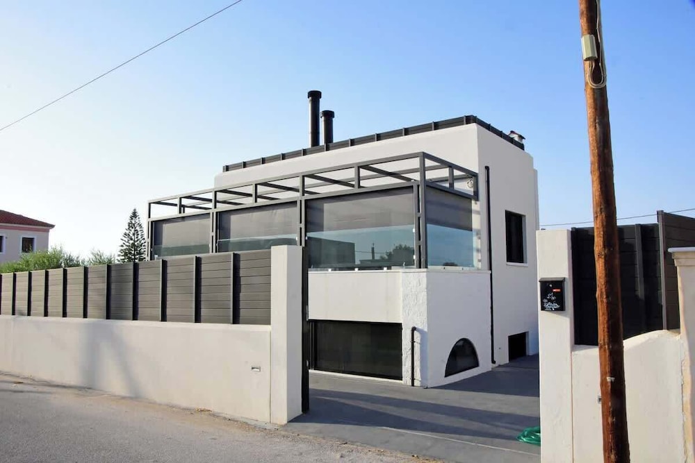 White and Black Cozy Suite in Aegina