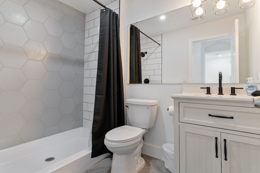 Newly Renovated Contemporary Home Near Disney! 3 Bedroom Home by Redawning - Image 4