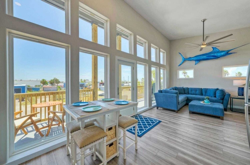 Sleeps 16 2 Homes, Priv Pool, Ping-pong 1block to Alister St. Shops & Dining