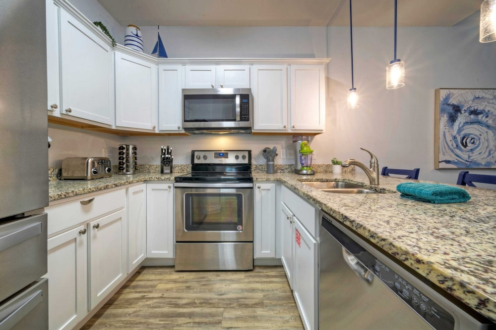 Sleeps 29, 3 Homes Beachside Resort Pool, Walk to the Beach