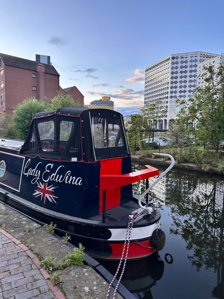 Charming Birmingham Apartment With Mini Balcony and Wifi With a Free Parking