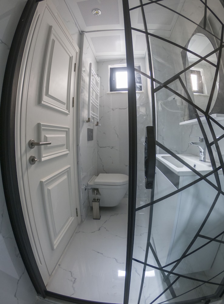 Crowned Otel - Image 27