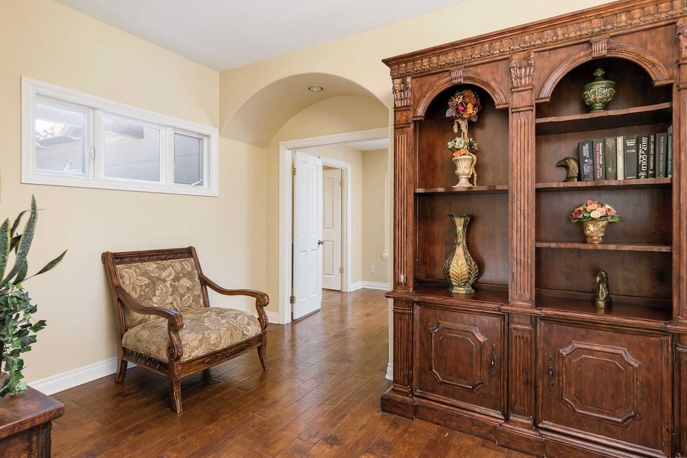 Two Estates w/ Pools, Hot Tubs, Game Rooms, Valley Views & Tennis Court Near Beaches & Wineries