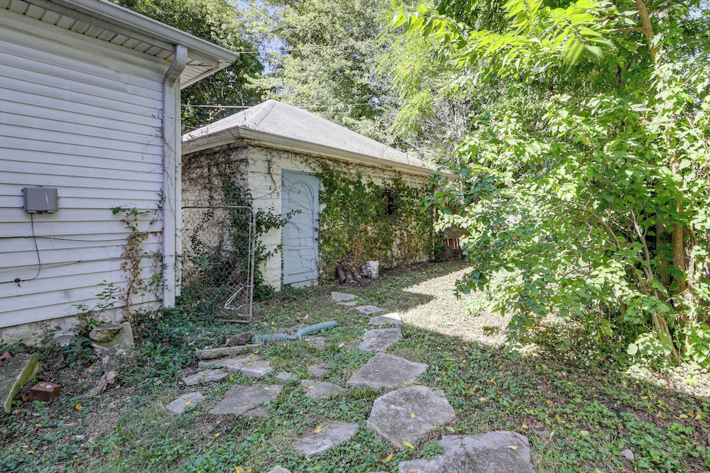 3 Mi to Dtwn Indy: 20th-century Apt w/ Fenced Yard