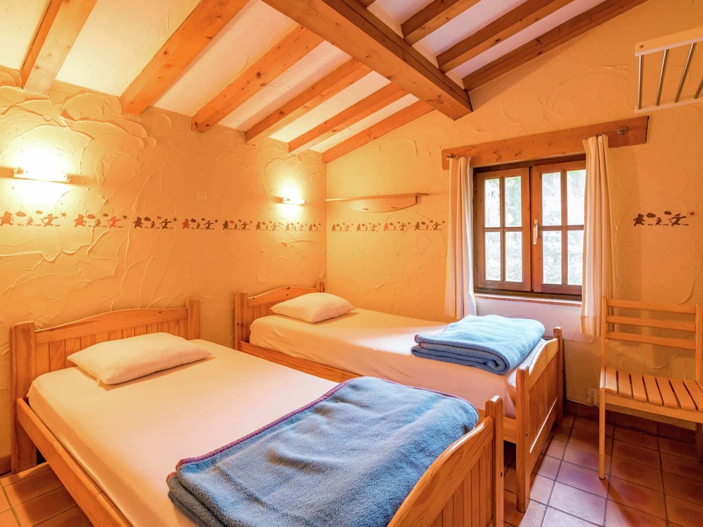 Cosy and Snug Holiday Home With Joint Swimming Pool view 3