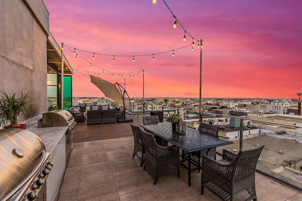 Stylish 2br/2ba At HWH by Oneluxstay