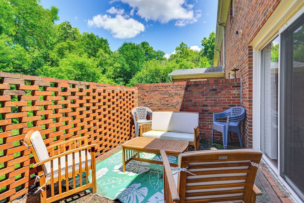 2 Mi to High Point University: Townhome w/ Patio