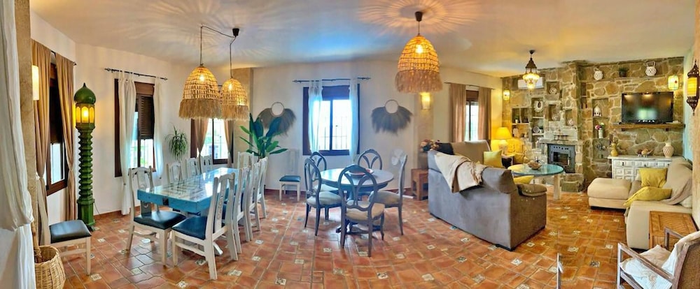 Sayalonga Villa Retreat With 7 Bedrooms