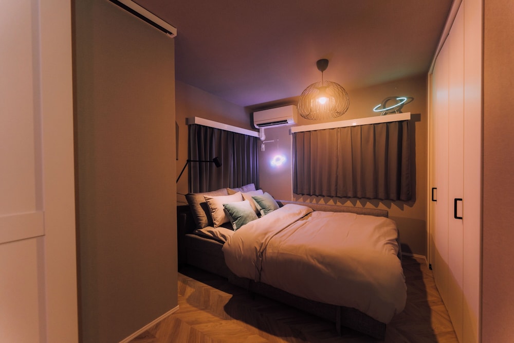 Shinjuku Neon Den 102
