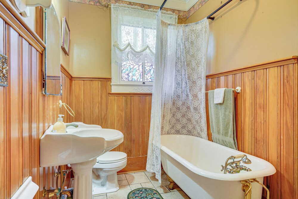 Historic Home w/ Wraparound Porch: Walkable Area!