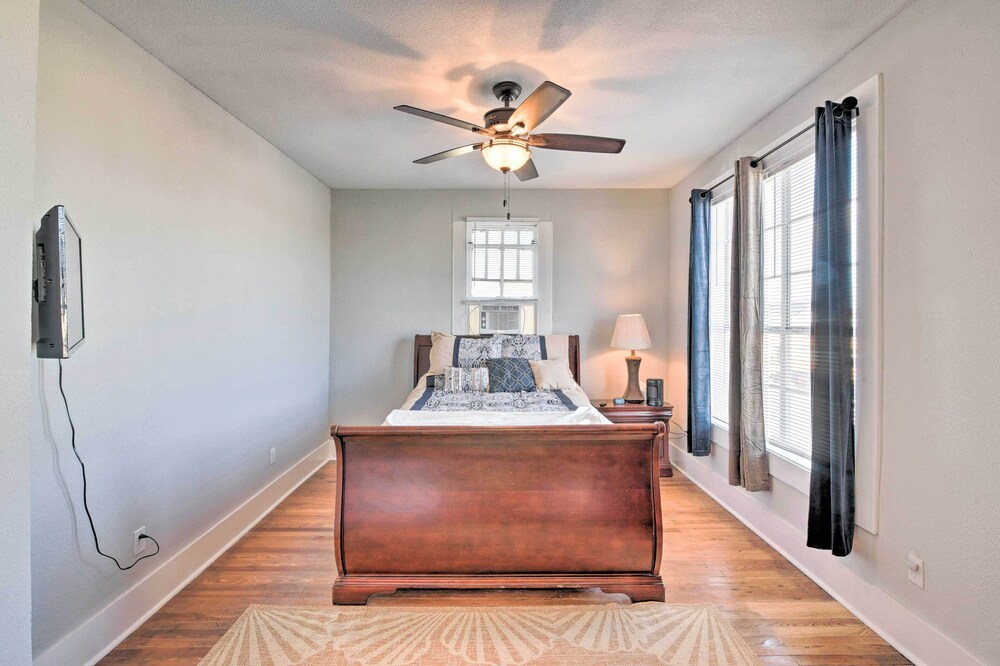 Convenient Apt w/ Golf Carts & Grill Access!