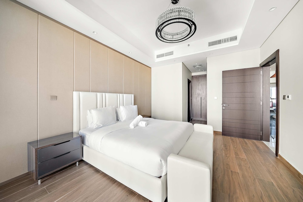 Modern 1BR With Stunning Views in Business Bay